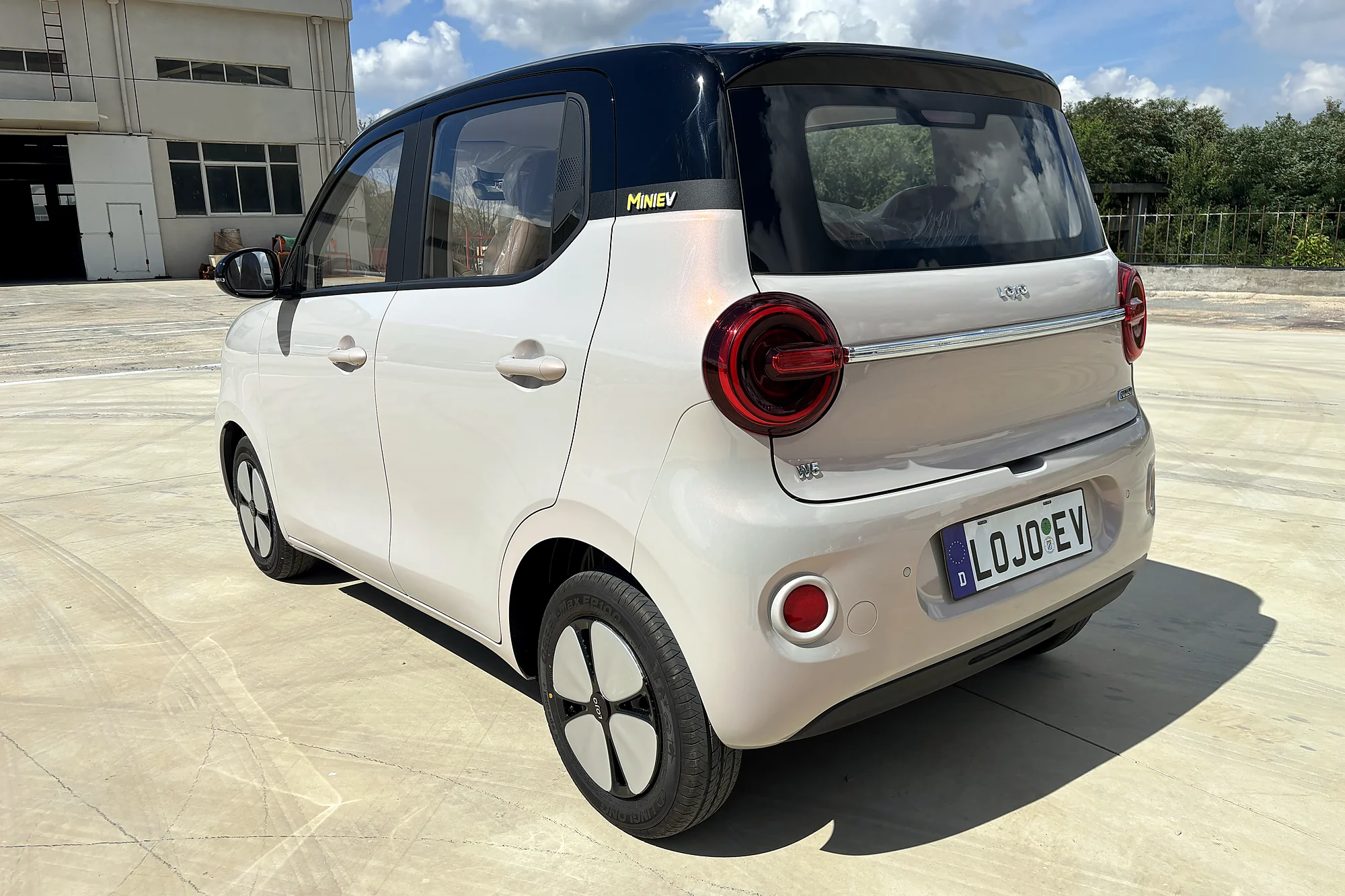 Rear three-quarter — roof and rear carriers